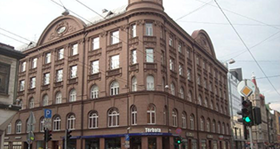 {{ images.apziIUXatj.alt }}